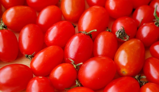 Roter reifer organischer Tomatenhintergrund