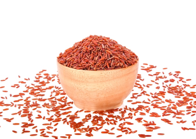 Roter Reis in einer Holzschale auf weißem Hintergrund