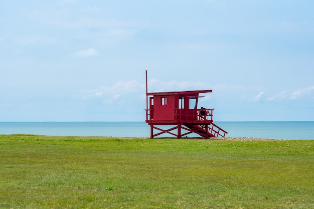 Roter Rettungsschwimmer-Rettungsturm am Strand von Anaklia. Landschaft