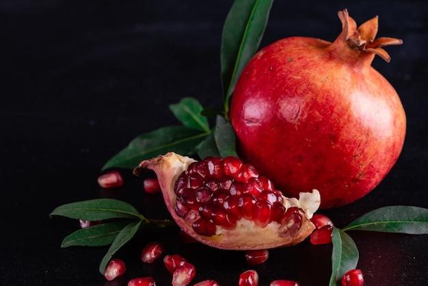 Roter Saftgranatapfel auf dunklem Hintergrund