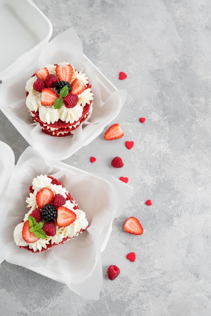 Roter Samt-Bento-Kuchen Ein kleiner Kuchen in einer Lunchbox Valentinstag-Kuchen Asiatischer Food-Trend Kopieren Sie Platz