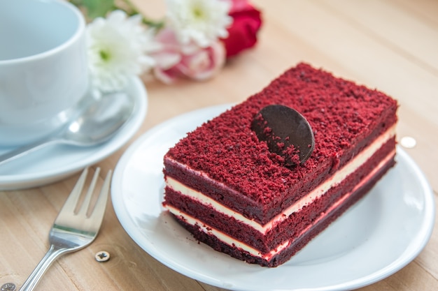 Roter Samtkäsekuchen und dunkle Schokolade auf die Oberseite