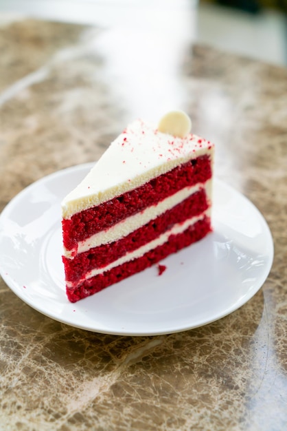 Roter Samtkuchen auf dem Teller