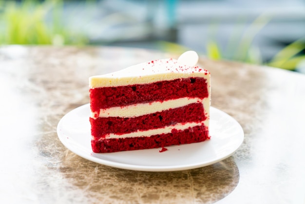 Roter Samtkuchen auf dem Teller