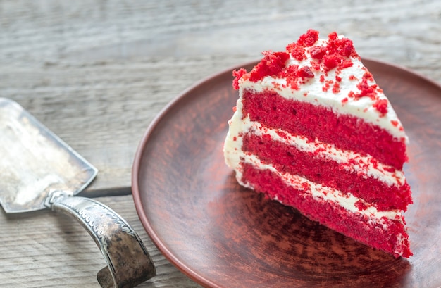 Roter Samtkuchen auf dem Teller