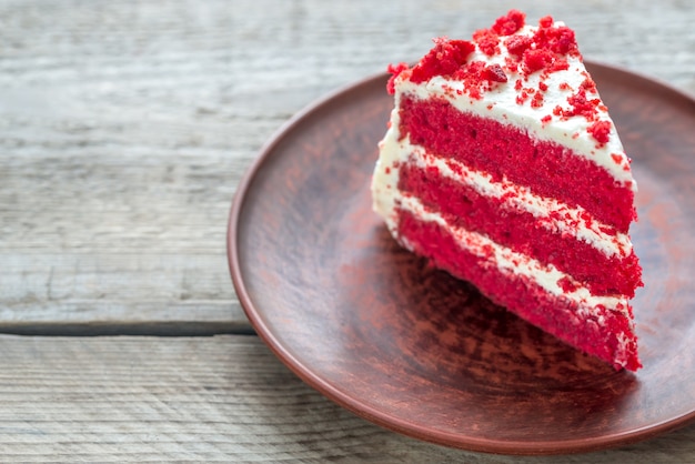 Roter Samtkuchen auf dem Teller