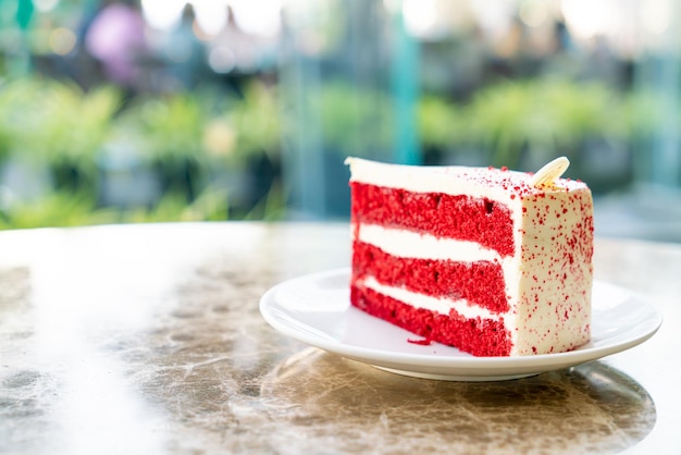 Roter Samtkuchen auf Teller