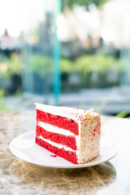 Roter Samtkuchen auf Teller