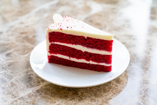 roter Samtkuchen auf weißem Teller