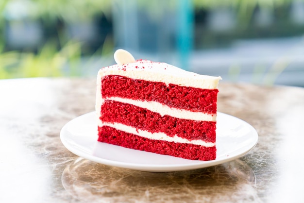 roter Samtkuchen auf weißem Teller