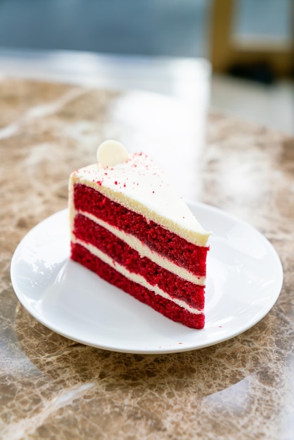 roter Samtkuchen auf weißem Teller