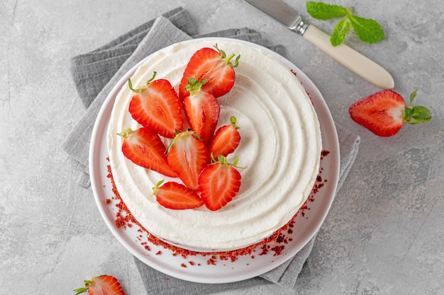 Roter Samtkuchen mit frischen Erdbeeren Festlicher Schichtkuchen aus rotem Rührteig und Frischkäse