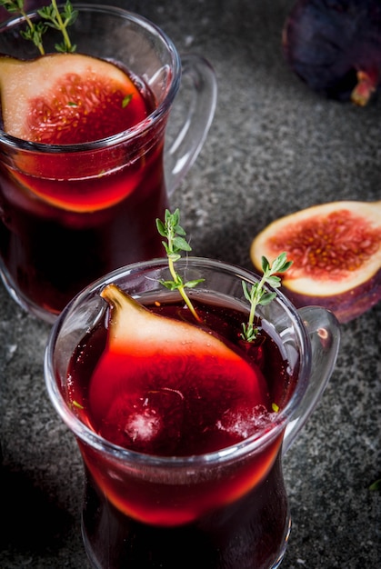 Roter Sangria-Cocktail im Herbst und Winter mit Thymian und Feigen,