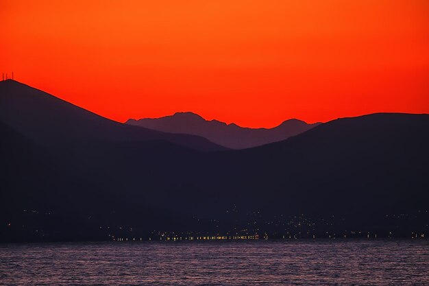 roter Sonnenuntergang in den Bergen, Landschaftsnatursilhouette der Berge bei Sonnenuntergang, Sommerlook