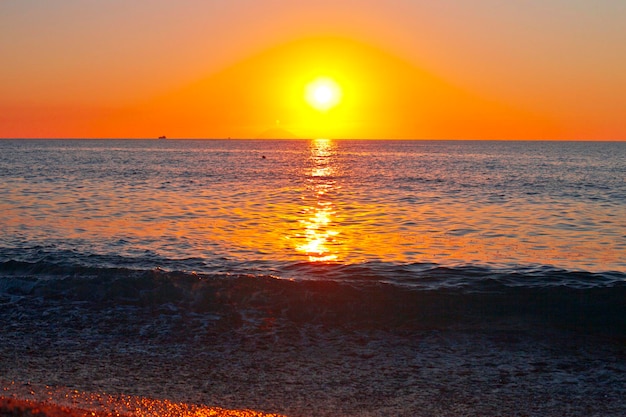 Roter Sonnenuntergang über dem Meer. Wunderschöner Sonnenuntergang. Sonnenuntergang am Tyrrhenischen Meer in Kalabrien, Italien.