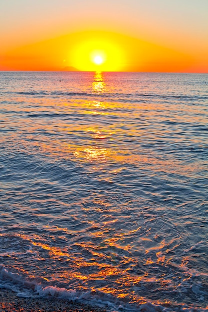 Foto roter sonnenuntergang über dem meer. wunderschöner sonnenuntergang. sonnenuntergang am tyrrhenischen meer in kalabrien, italien.