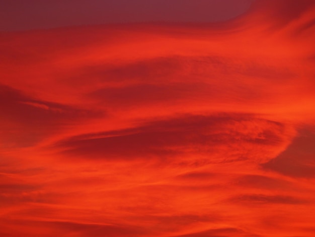 Roter Sonnenunterganghimmel mit Wolkenhintergrund