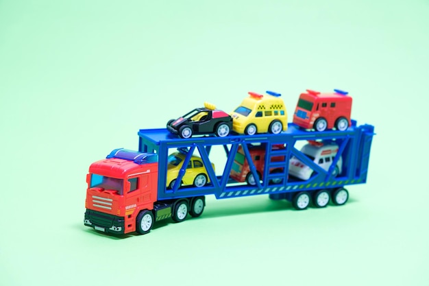 Roter Spielzeugautotransporter aus Kunststoff mit Sonderausstattung im Inneren