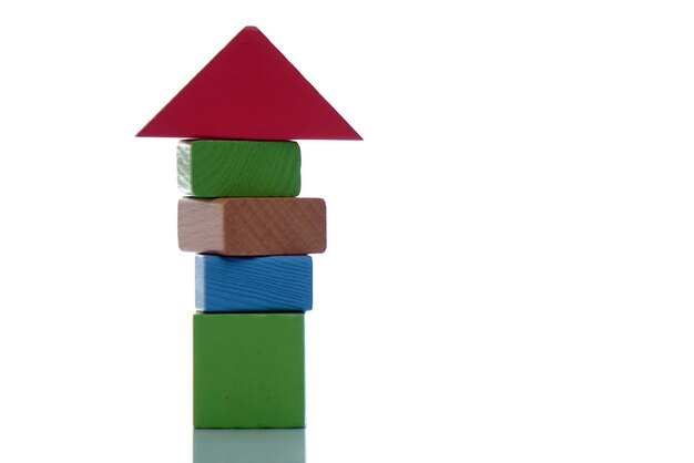 Roter Spielzeugturm vor weißem Hintergrund