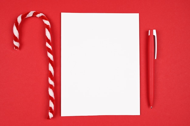 Roter Stift mit Papier für Weihnachten.