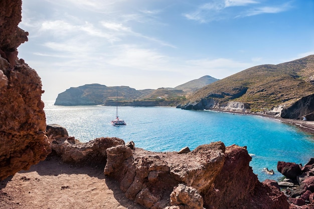 Roter Strand auf der Insel Santorini, Griechenland. Schöne Sommerlandschaft