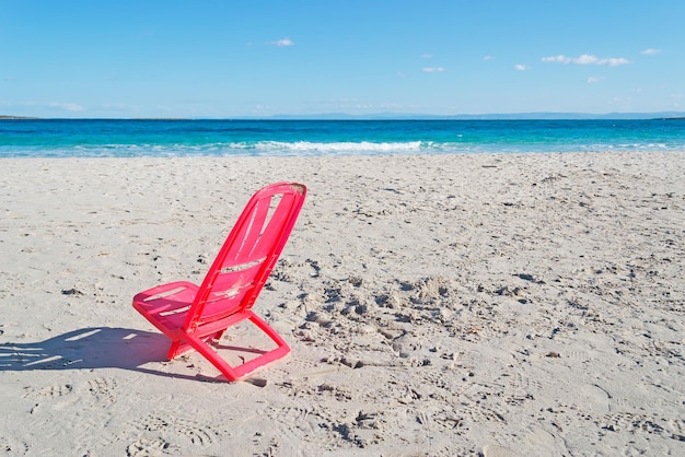 Roter Stuhl am Strand von La Pelosa