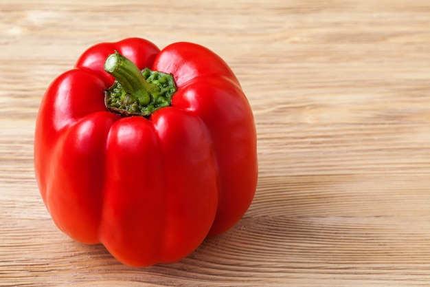 Roter süßer grüner Pfeffer auf einer Holzoberfläche