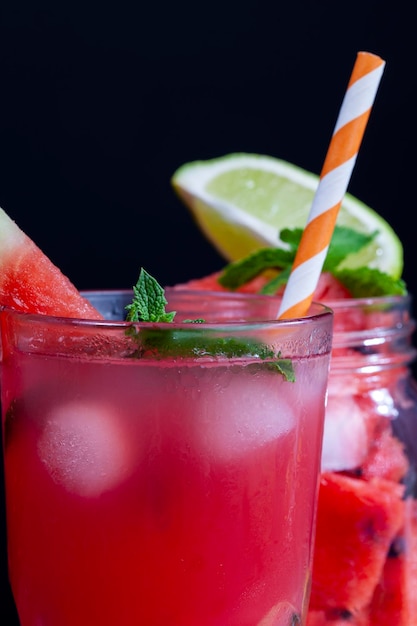 Roter süßer Wassermelonensaft aus reifen Wassermelonenbeeren