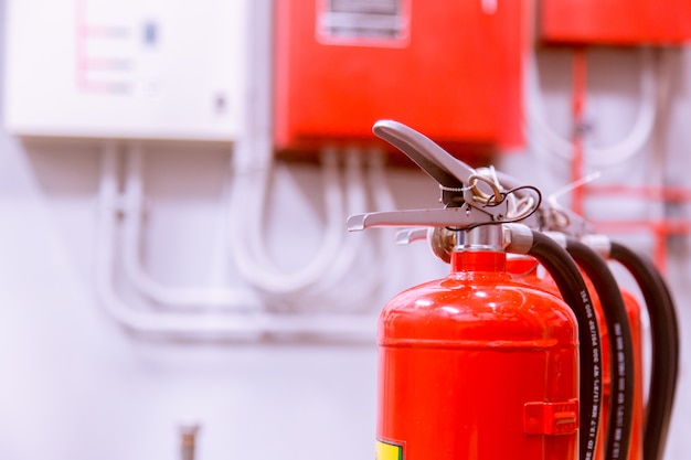 Roter Tank mit Feuerlöscher Übersicht über eine leistungsstarke industrielle Feuerlöschanlage.