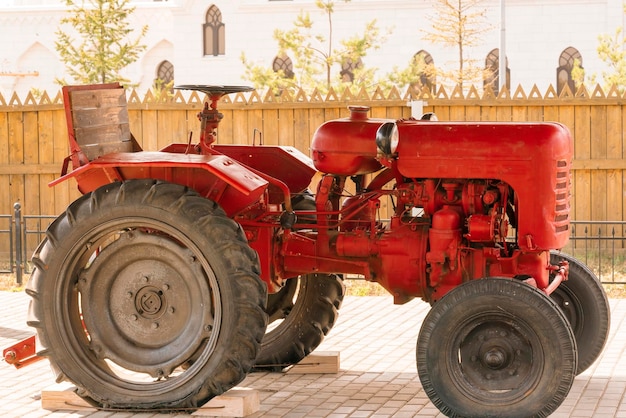 Roter Traktor steht auf einem Bürgersteig