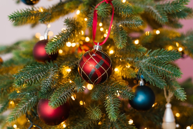 Roter und blauer Weihnachtsbaum spielt mit Lichtern