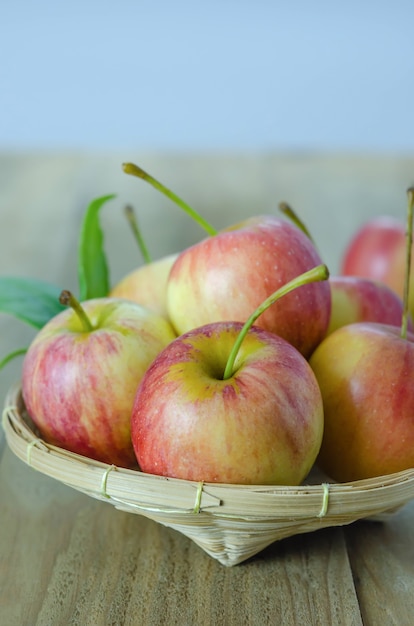 Roter und gelber Apfel auf hölzernem Hintergrund