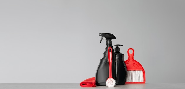 Roter und schwarzer Satz Werkzeuge und Werkzeuge für die Reinigung der Küche.
