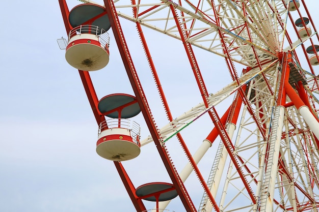 Roter und weißer Ferris Wheel mit blauem Pastellhimmel