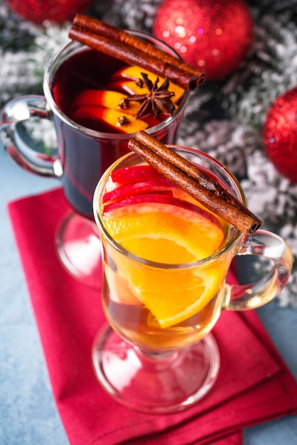 Roter und weißer Glühwein.