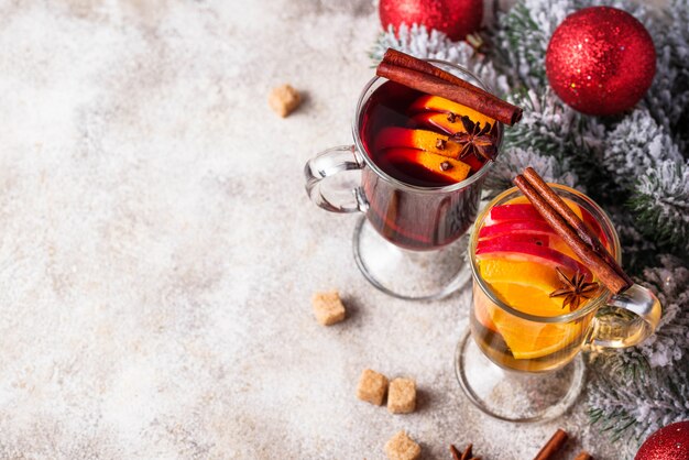 Roter und weißer Glühwein.