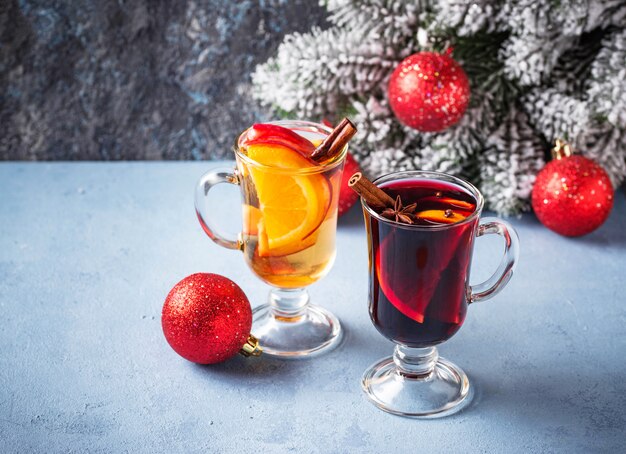 Roter und weißer Glühwein.