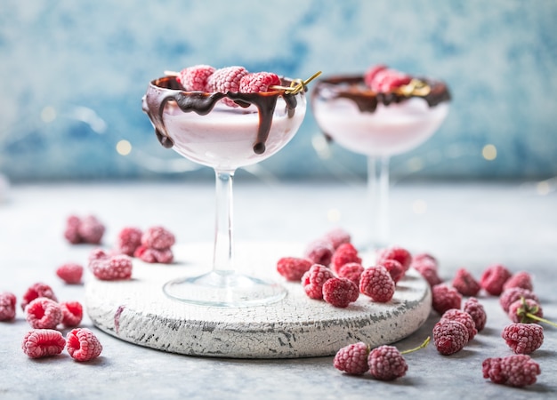 Roter Valentinstagcocktail in einem Glas. Getränk mit Himbeere