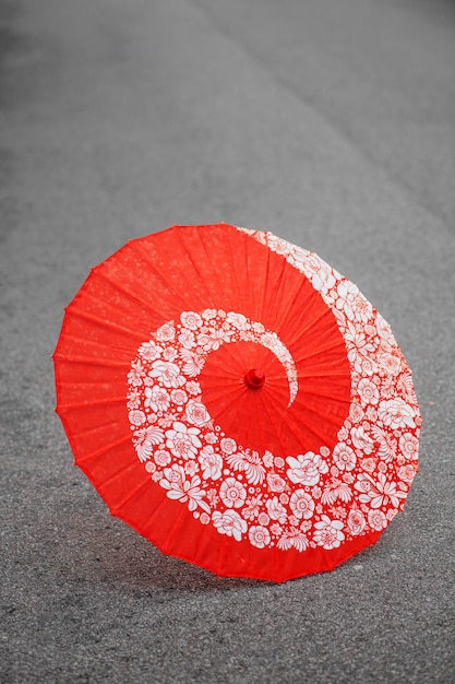Foto roter wagasa-regenschirm mit hohem winkel des blumenmusters