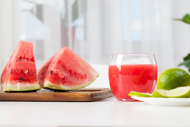 Roter Wassermelonensaft in einem Glas