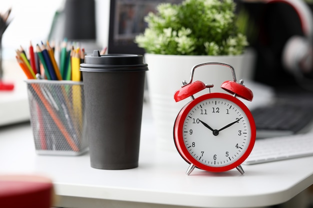 Roter Wecker auf Bürotisch