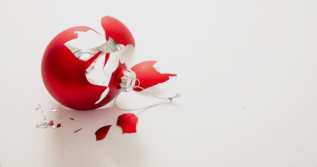 Roter Weihnachtsball gebrochen, isoliert auf weißem Hintergrund, Nahaufnahme
