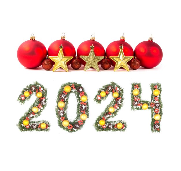 Foto roter weihnachtsball und die nummer 2024 von weihnachtenbaumzweigen auf weißem hintergrund