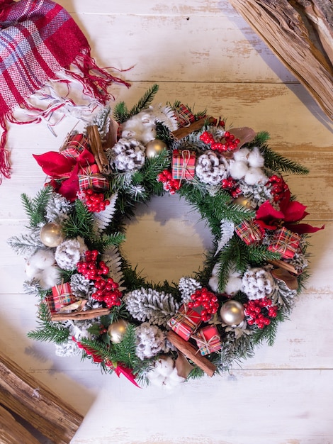 Roter Weihnachtskranz auf hellem Hintergrund