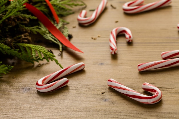 Roter Weihnachtsschmuck auf Tisch aus gebeiztem Holz.