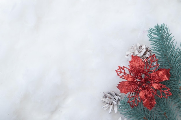 Roter Weihnachtsstern in Glitzer und weißen Kegeln auf dekorativem Schnee Weihnachtshintergrund mit Kopierraum