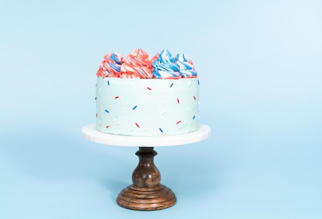 Roter, weißer und blauer runder Kuchen mit Buttercreme-Zuckerguss.