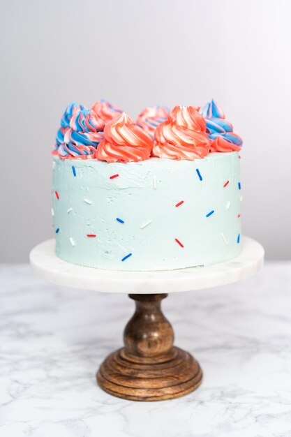 Roter, weißer und blauer runder Vanillekuchen mit Buttercreme-Zuckerguss für die Feier am 4. Juli.