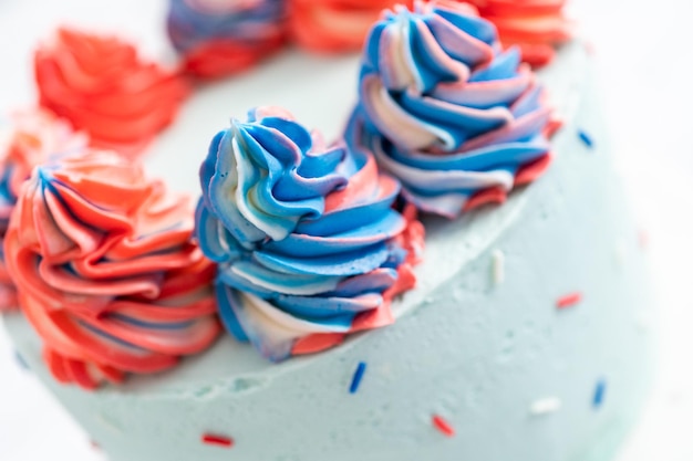 Roter, weißer und blauer runder Vanillekuchen mit Buttercreme-Zuckerguss für die Feier am 4. Juli.