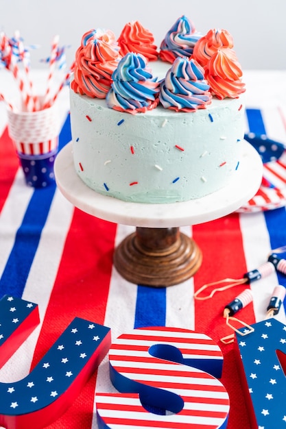 Roter, weißer und blauer runder Vanillekuchen mit Buttercreme-Zuckerguss für die Feier am 4. Juli.